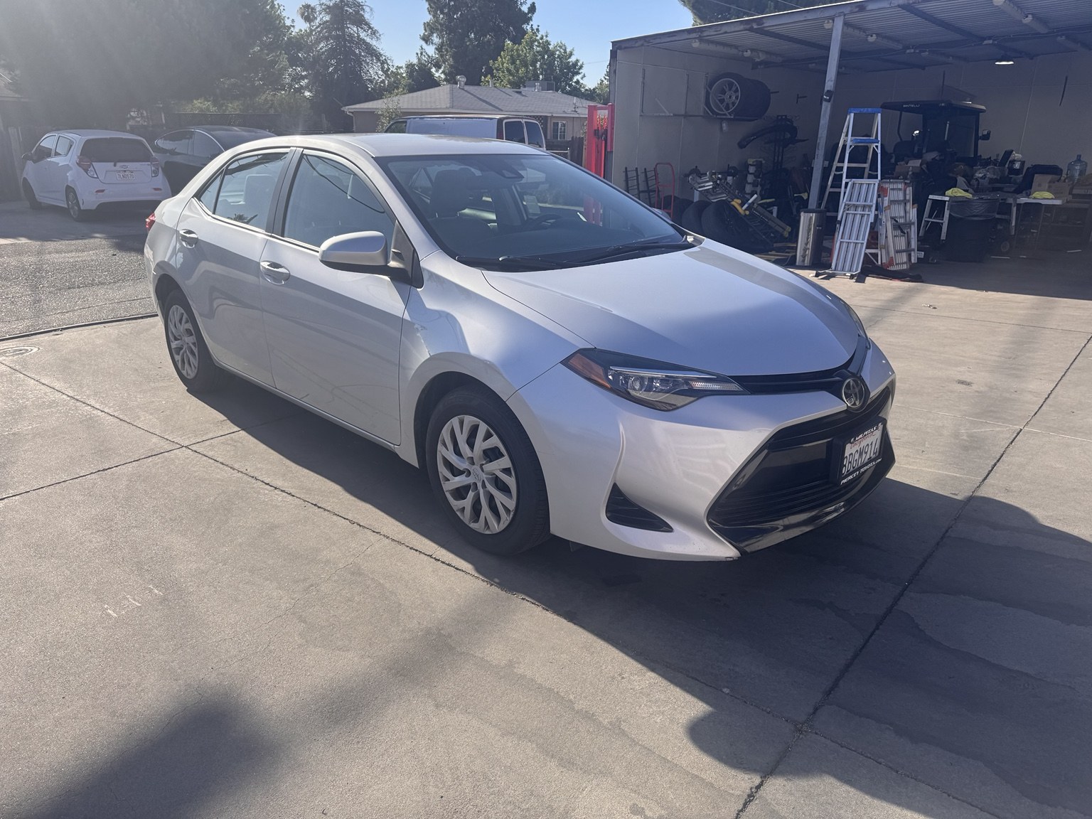 2018 Toyota Corolla LE, photo 1 of 10